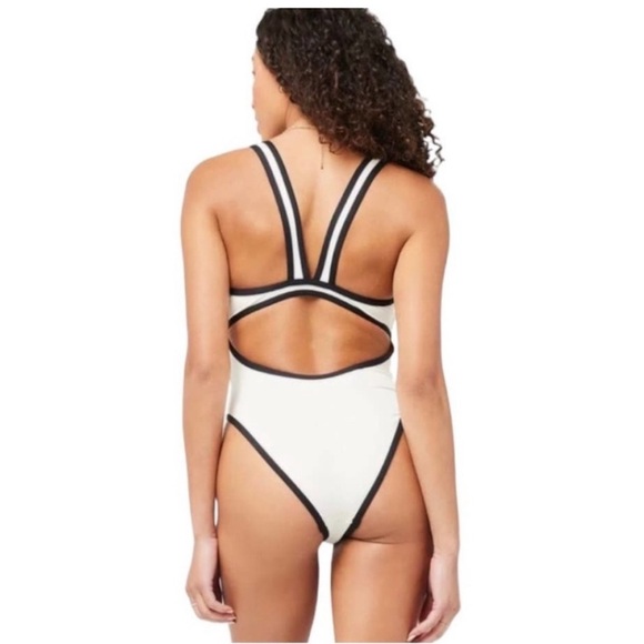 One piece - Picture 2 of 4